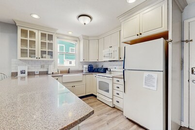 Cozy Beach Condo: Easy Walk to the Best Part of the Beach & Top Restaurants