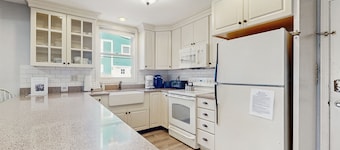 Cozy Beach Condo: Easy Walk to the Best Part of the Beach & Top Restaurants