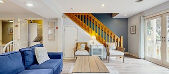 Cozy Beach Condo: Easy Walk to the Best Part of the Beach & Top Restaurants