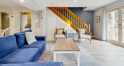 Cozy Beach Condo: Easy Walk to the Best Part of the Beach & Top Restaurants