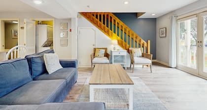 Cozy Beach Condo: Easy Walk to the Best Part of the Beach & Top Restaurants