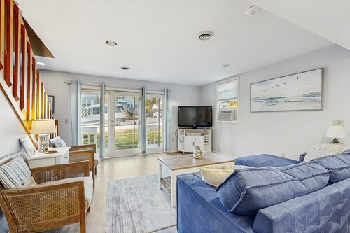 Cozy Beach Condo: Easy Walk to the Best Part of the Beach & Top Restaurants