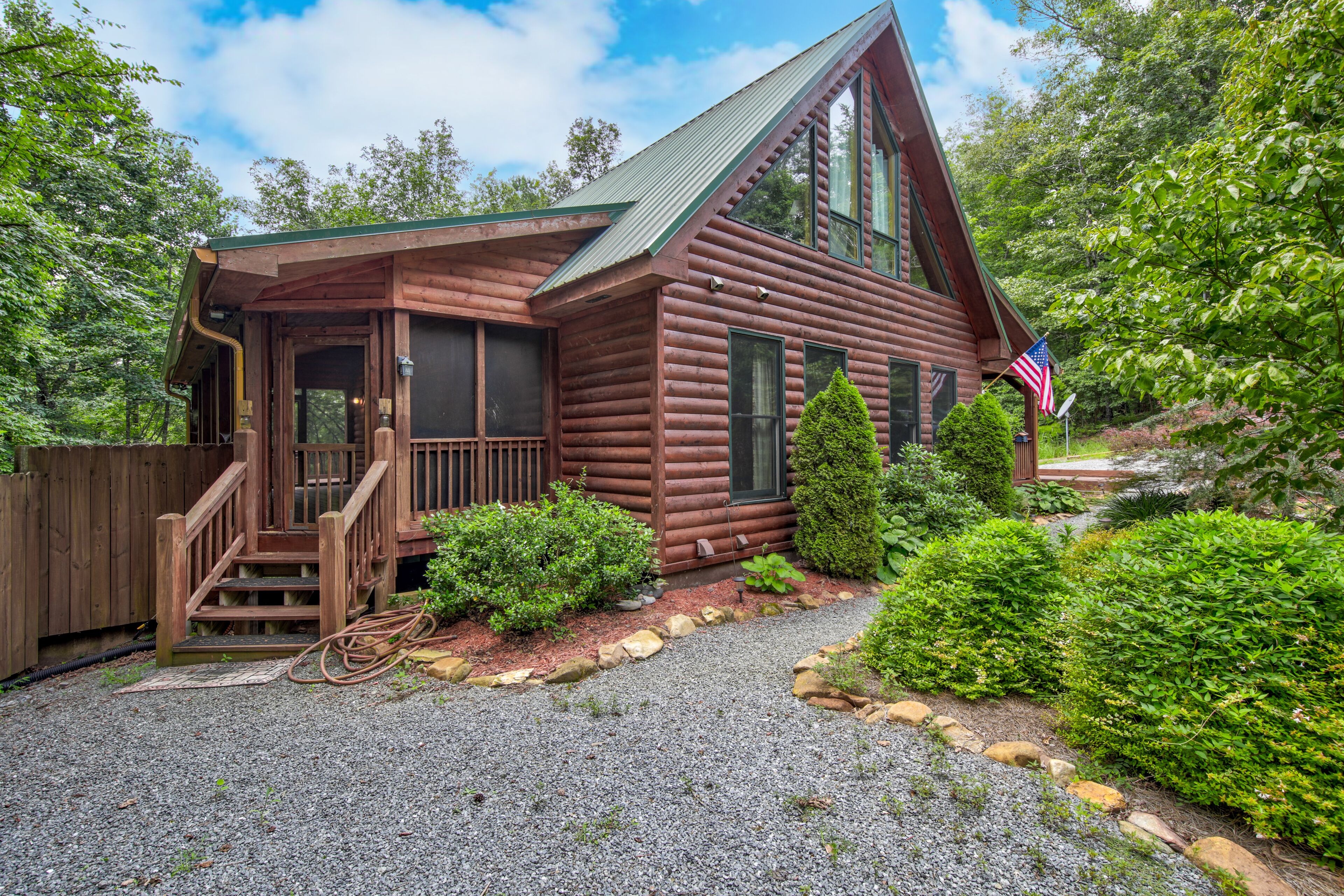Beautiful, dog-friendly home in the woods with gas fireplaces, firepit