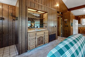 3 bedrooms, iron/ironing board, Internet, bed sheets