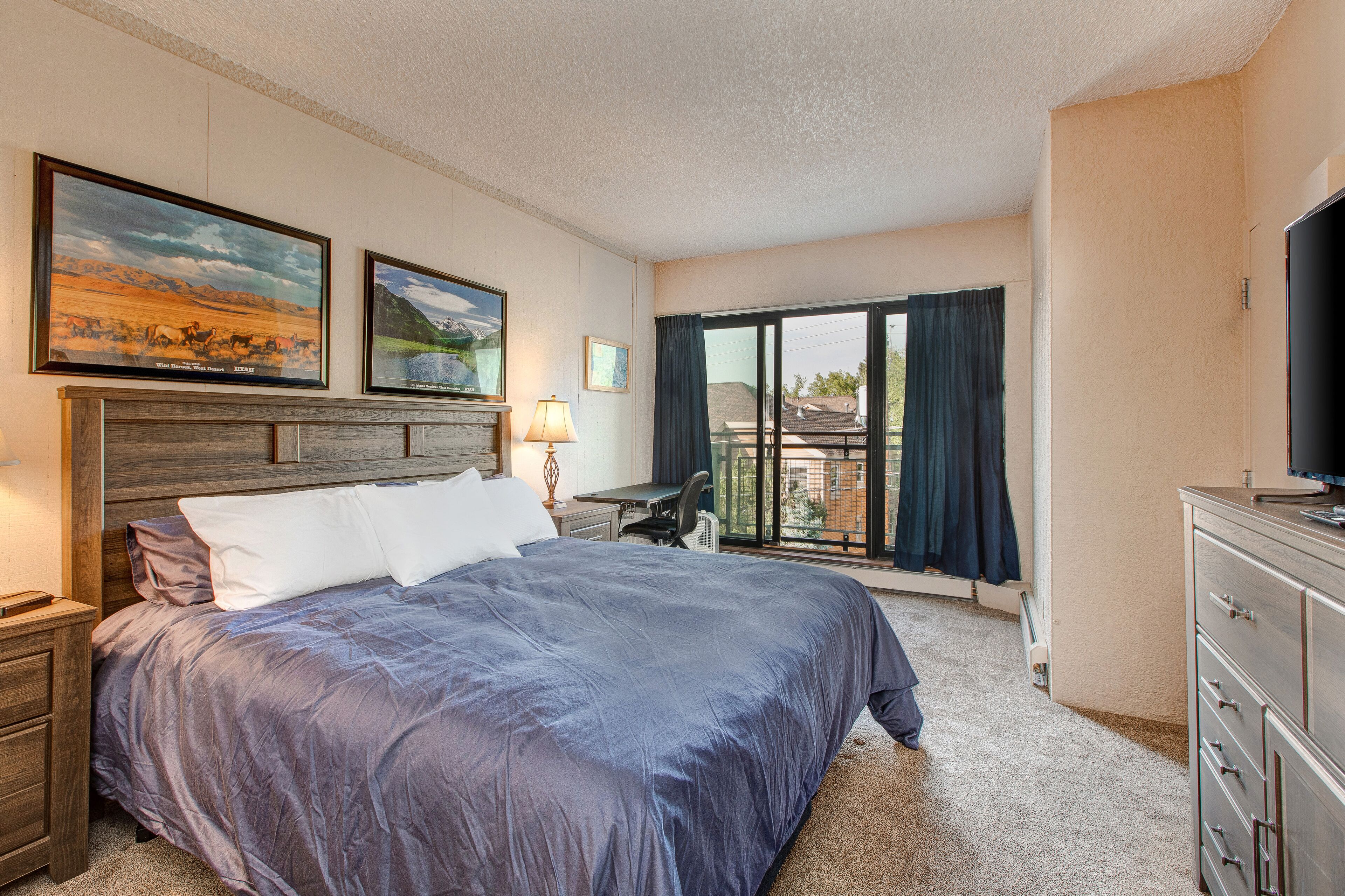 Centrally-located studio with WiFi, balcony, shared pool, hot tub