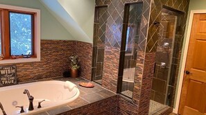 Dusche, Whirlpool, Haartrockner, Toilettenpapier
