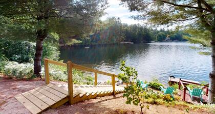 Lakefront studio with private dock, fast WiFi & full kitchen - dog-friendly