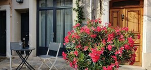 Outdoor dining - La maison de Marie, 4 pers, patio room option, 6 pers (Aigues-Mortes)