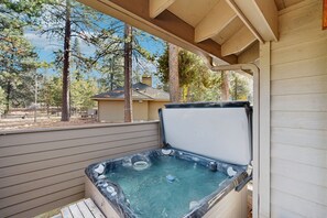 Outdoor spa tub - Dog-Friendly Home w/Deck, Gas Grill, Private Hot Tub, Free WiFi, & Shared Pools (Sunriver)