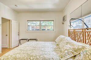 2 bedrooms, iron/ironing board, Internet, bed sheets