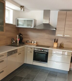 Frigorífico, microondas, horno y placa de cocina