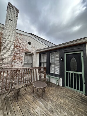 Terrace/patio - Stay downtown within walking distance of restaurants, shopping, and breweries! (Bardstown)