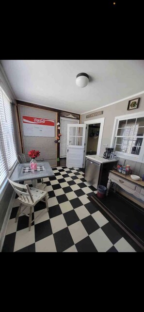 Interior - Stay downtown within walking distance of restaurants, shopping, and breweries! (Bardstown)