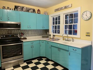 Fridge, microwave, oven, stovetop - Stay downtown within walking distance of restaurants, shopping, and breweries! (Bardstown)