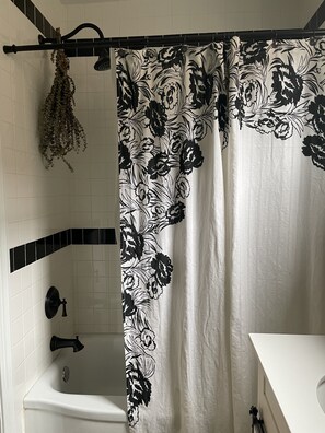 Baignoire, sèche-cheveux, serviettes fournies, savon