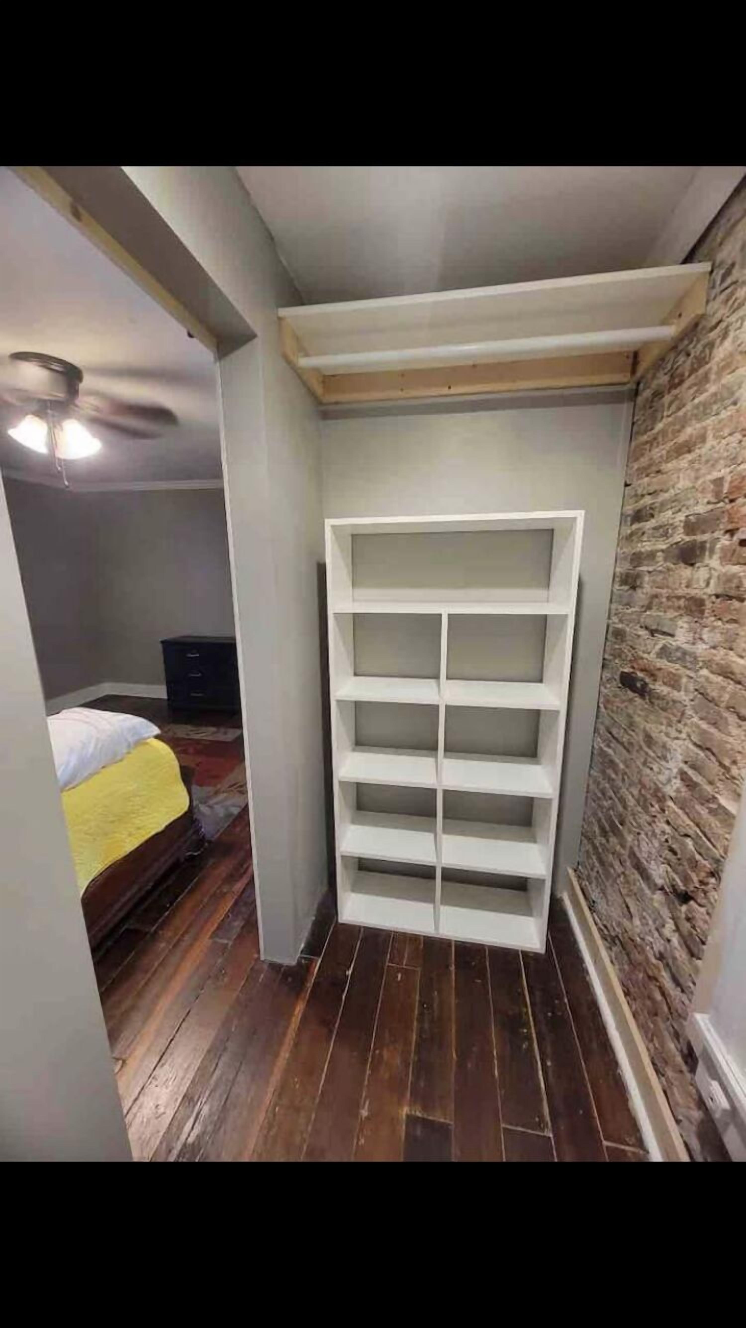 2 quartos, escrivaninha, ferros/tábuas de passar roupa