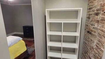 2 quartos, escrivaninha, ferros/tábuas de passar roupa