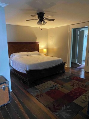 2 bedrooms, desk, iron/ironing board, free WiFi