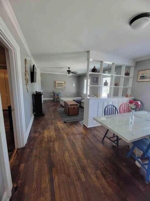 Interior - Stay downtown within walking distance of restaurants, shopping, and breweries! (Bardstown)