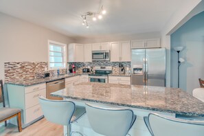 Fridge, microwave, oven, stovetop - Perfect Home 🌟 HotTub, GameRoom, Fire-pit, Sleeps16! Near activities🧧 (Tobyhanna)