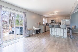 Fridge, microwave, oven, stovetop - Perfect Home 🌟 HotTub, GameRoom, Fire-pit, Sleeps16! Near activities🧧 (Tobyhanna)