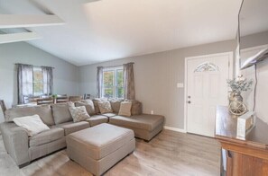 Smart TV, fireplace, foosball - Perfect Home 🌟 HotTub, GameRoom, Fire-pit, Sleeps16! Near activities🧧 (Tobyhanna)