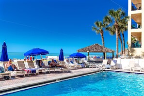 Alberca al aire libre y alberca climatizada