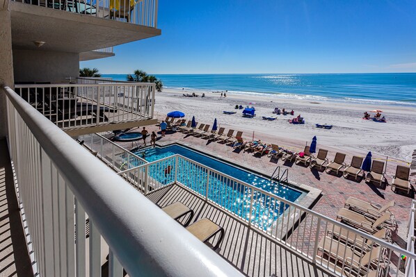 Alberca al aire libre y alberca climatizada