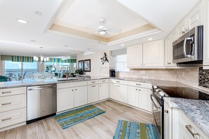 Refrigerador, microondas, horno y lavavajillas 