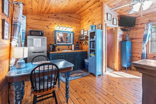 OZARK FALL COLOR! The Angler! Couples Retreat! Firepit/Grill/Pavilion/WIFI