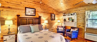 The Homestead is a cozy Couples Fall/Winter Retreat! Firepit/Grill/Pavilion/WIFI