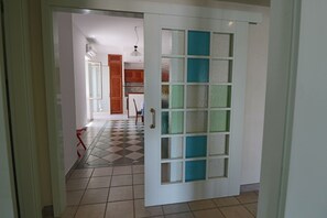 Panoramic-Haus | Wohnbereich | 32-Zoll-LCD-Fernseher mit Digitalempfang, Fernseher, Streaming-Dienste