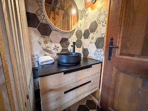 Ensemble baignoire-douche, serviettes fournies, papier de toilette