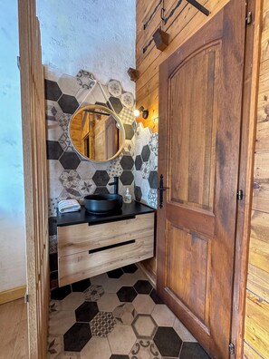 Combined shower/tub, towels, toilet paper