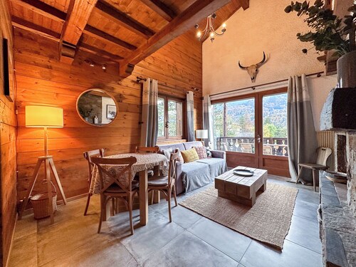 Charming 3 Bedroom Alpine Apartment. Central location and with beautiful views