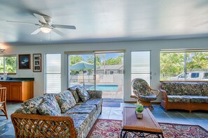TV, DVD player, books, stereo - Walk to Magic Sands Large Home w/ Private Pool, Hot Tub, Terrace & 2 W/Ds (Kailua-Kona)