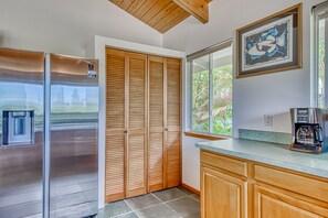 Interior - Walk to Magic Sands Large Home w/ Private Pool, Hot Tub, Terrace & 2 W/Ds (Kailua-Kona)