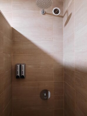 Douche, sèche-cheveux, serviettes fournies, savon