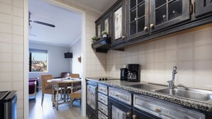 Coffee/tea maker, fridge, microwave, stovetop - MyRiverPlace N.5 - PORTO Riverfront Apartment With Breathtaking Views (Vila Nova de Gaia)
