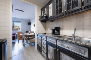 Réfrigérateur, micro-ondes, plaque de cuisson, lave-vaisselle