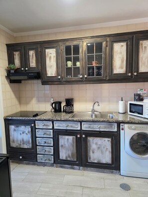 Réfrigérateur, micro-ondes, plaque de cuisson, lave-vaisselle