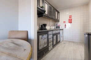 Kühlschrank, Mikrowelle, Herdplatte, Geschirrspüler