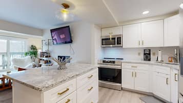 Een koelkast, een magnetron, een oven, een kookplaat