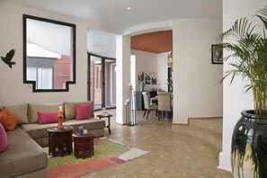 Televisor, llar de foc i estèreo 