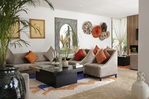 Televisor, llar de foc i estèreo 