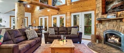 Smart-TV, Kamin, Videospiele, Bücher