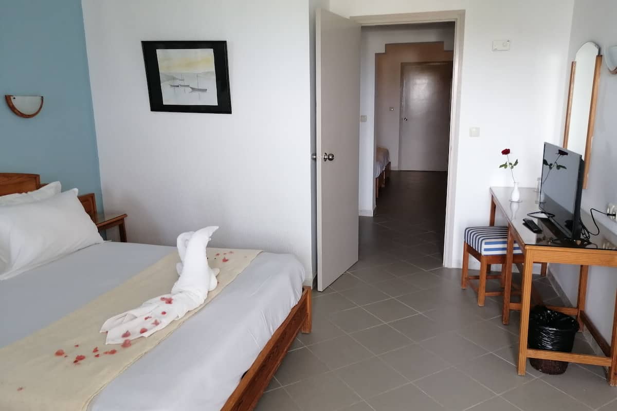 Superior Quadruple Room | In-room safe, WiFi (free), bed sheets