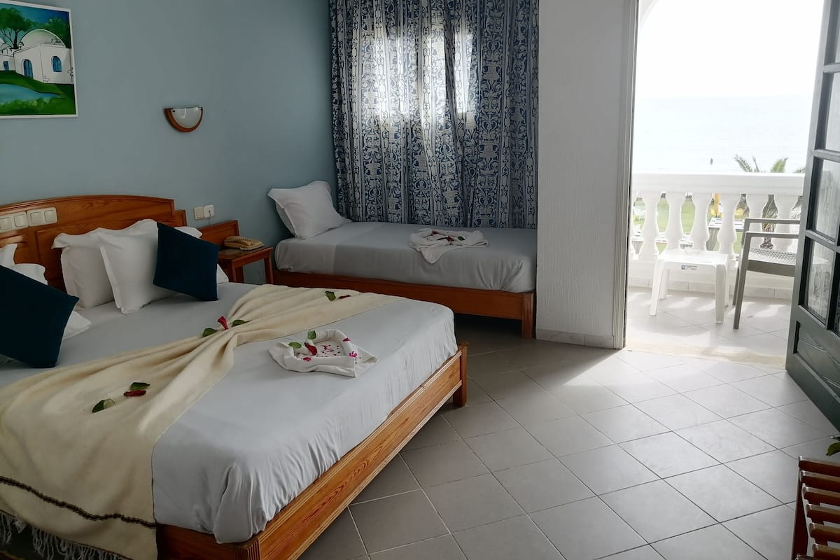 Standard Triple Room | In-room safe, WiFi (free), bed sheets
