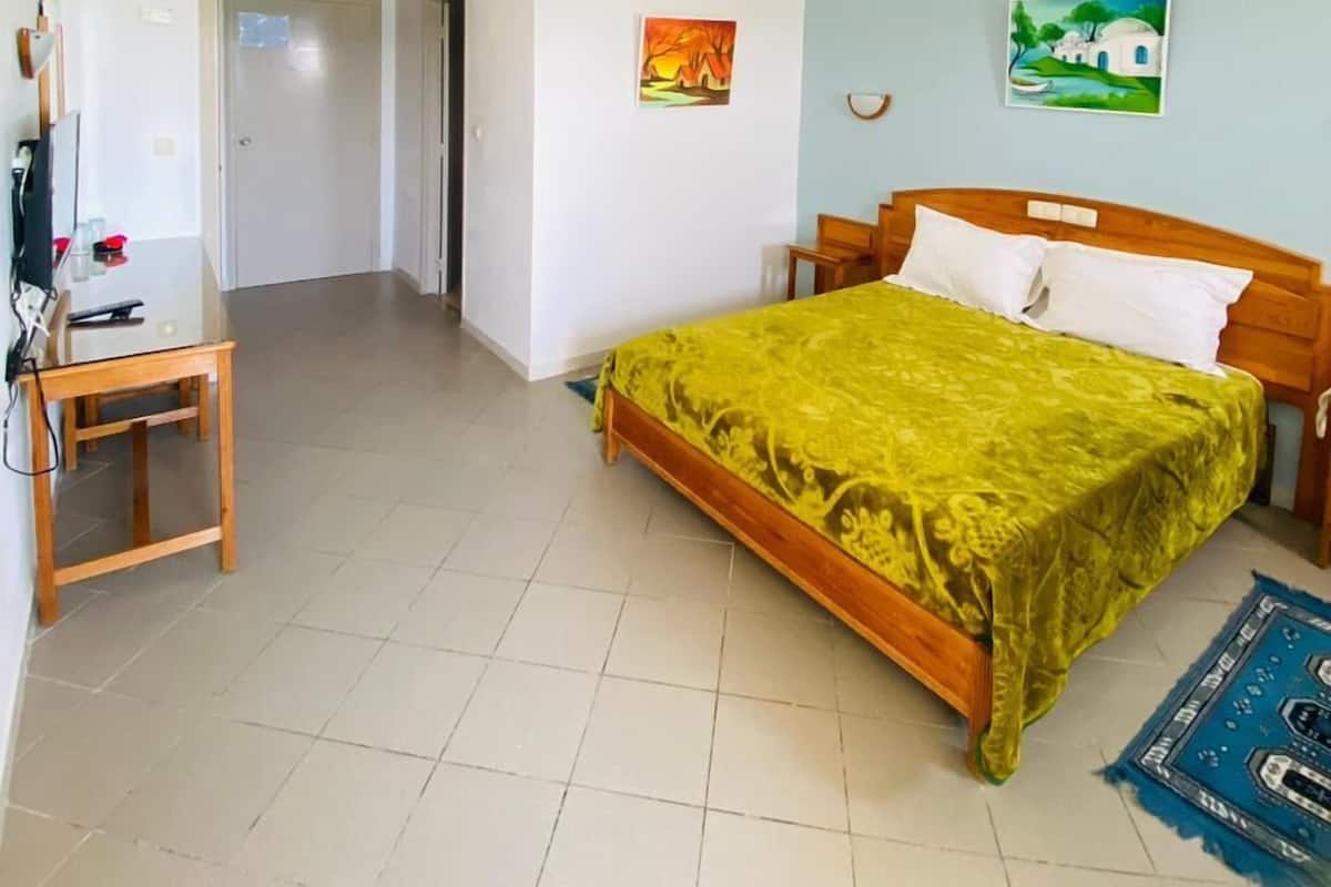 In-room safe, WiFi (free), bed sheets