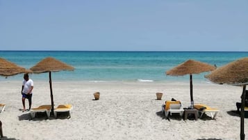På stranden, vit sandstrand och 2 strandbarer